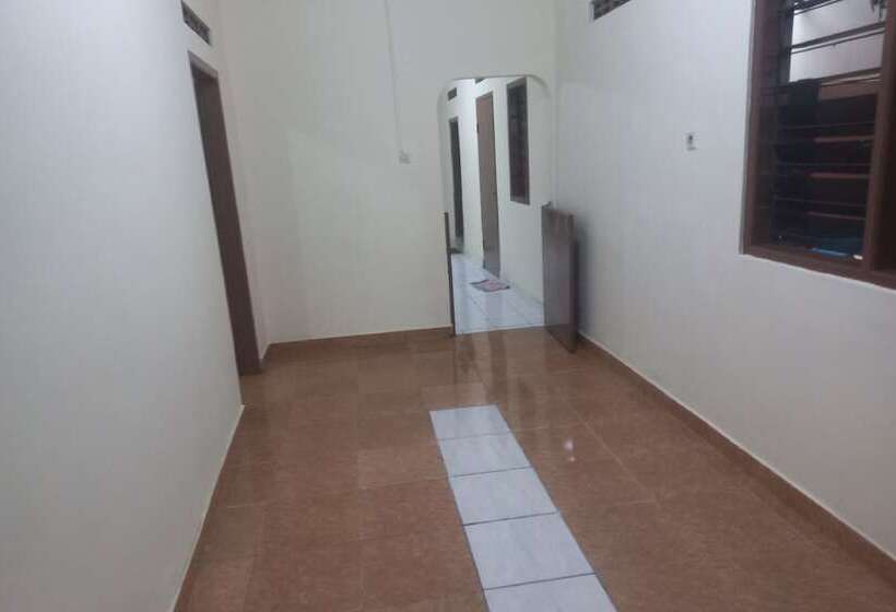 호텔 Spot On 93917 Homestay Adreena Syariah