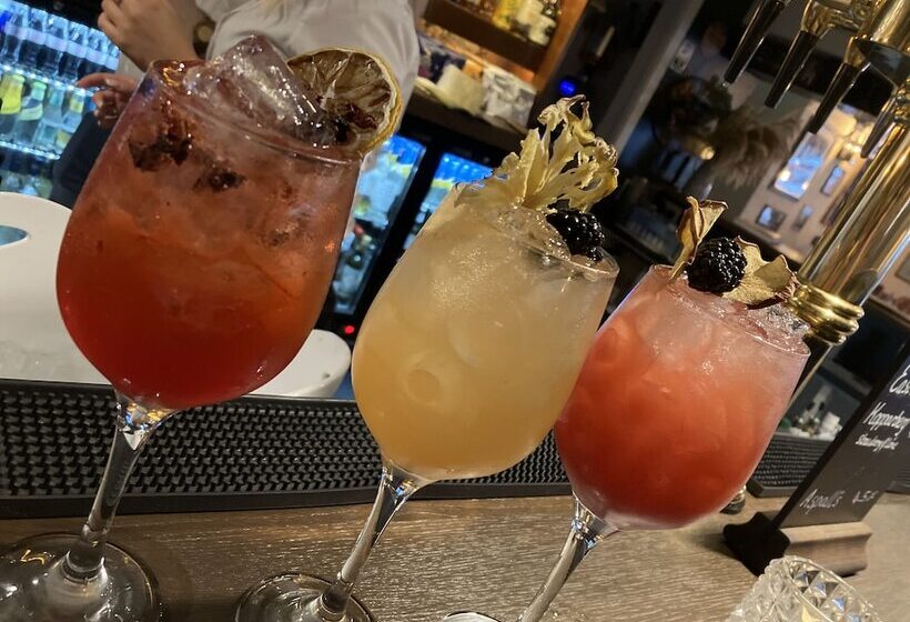 Отель The Red Lion