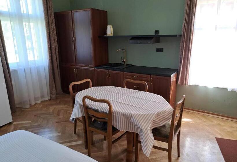 پانسیون Eagles Court   Orlovski Vrt