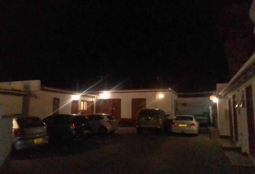 Pensió Feathers Inn Guest House