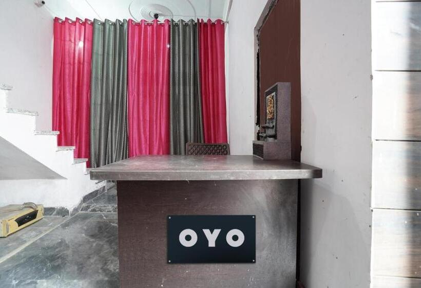 ホテル Oyo Kvs Guest House