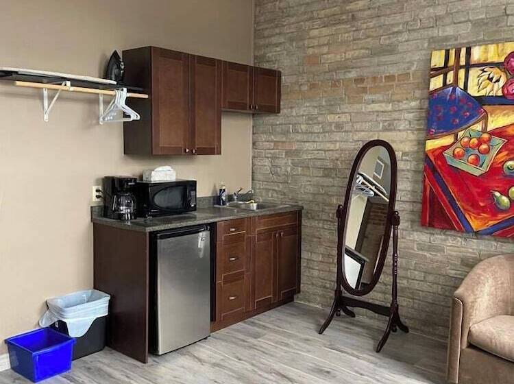 הוסטל The Avonlea Inn