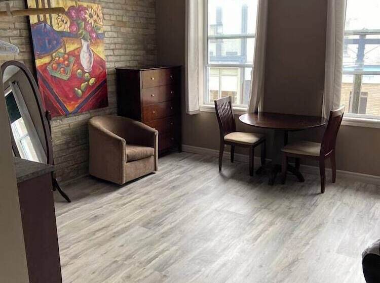 הוסטל The Avonlea Inn