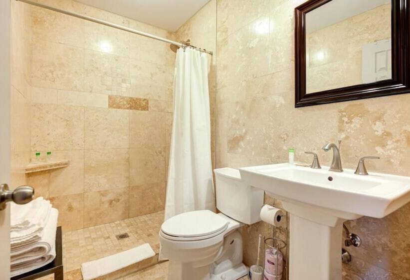 הוסטל The Avonlea Inn