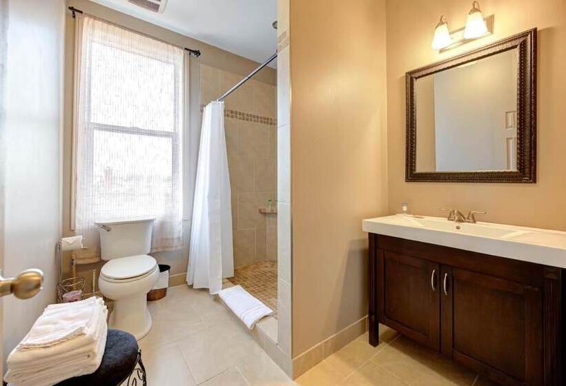 הוסטל The Avonlea Inn