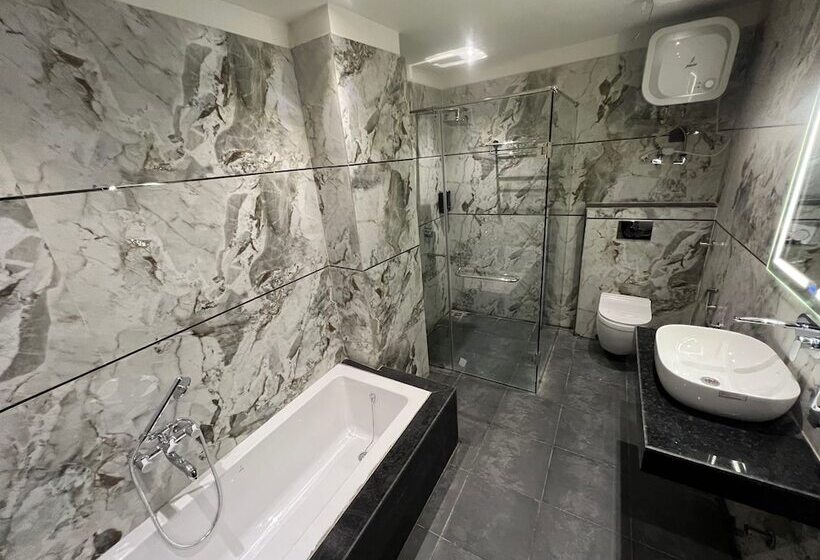 Отель Majestic Grand By Mng Rooms