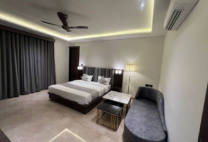 Отель Majestic Grand By Mng Rooms