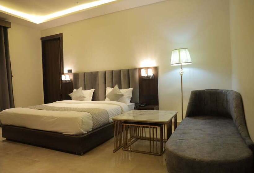 Отель Majestic Grand By Mng Rooms