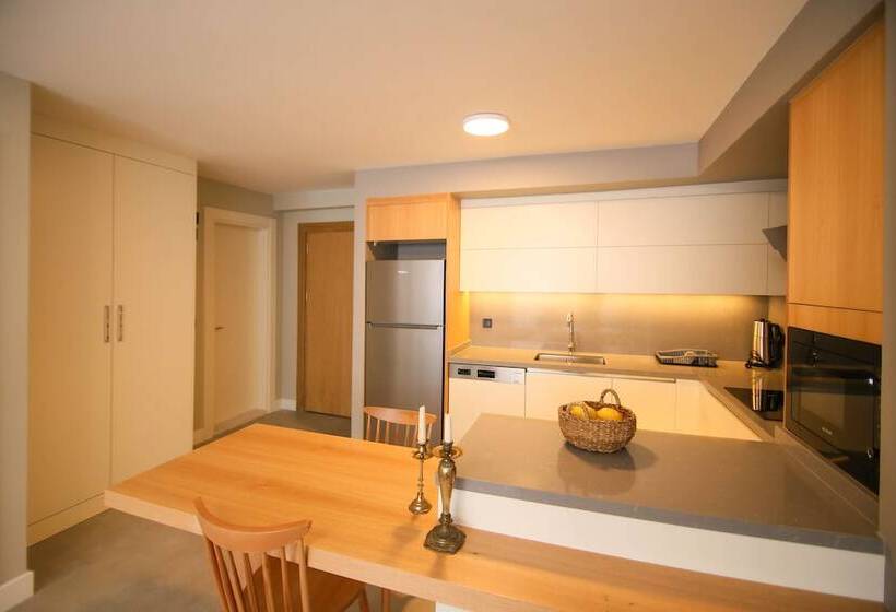 Krem Marin Suits Otel