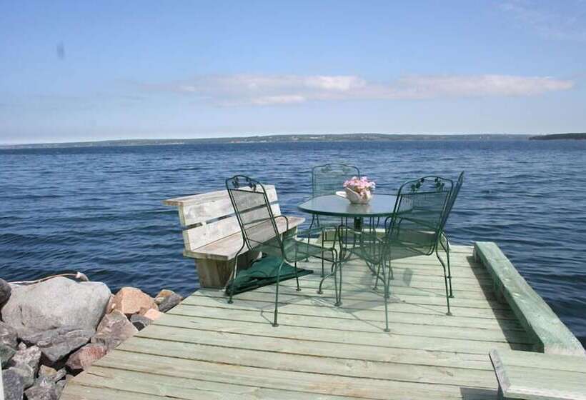 A Boat To Sea Bed & Breakfast