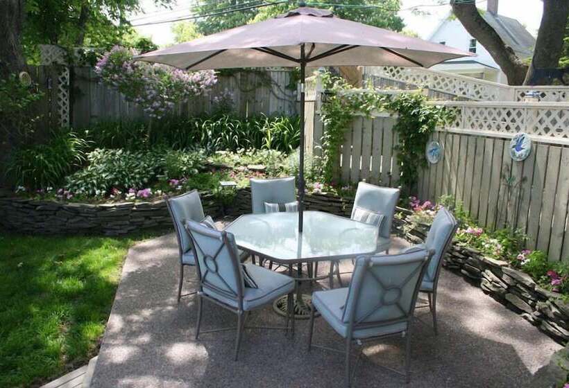 A Boat To Sea Bed & Breakfast