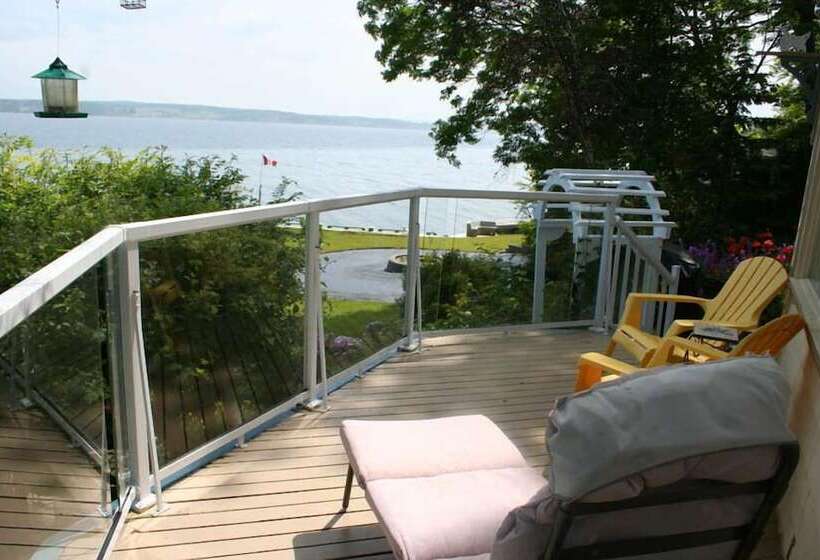 A Boat To Sea Bed & Breakfast