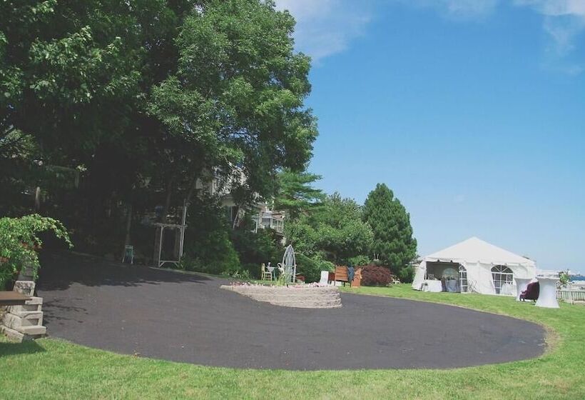 A Boat To Sea Bed & Breakfast