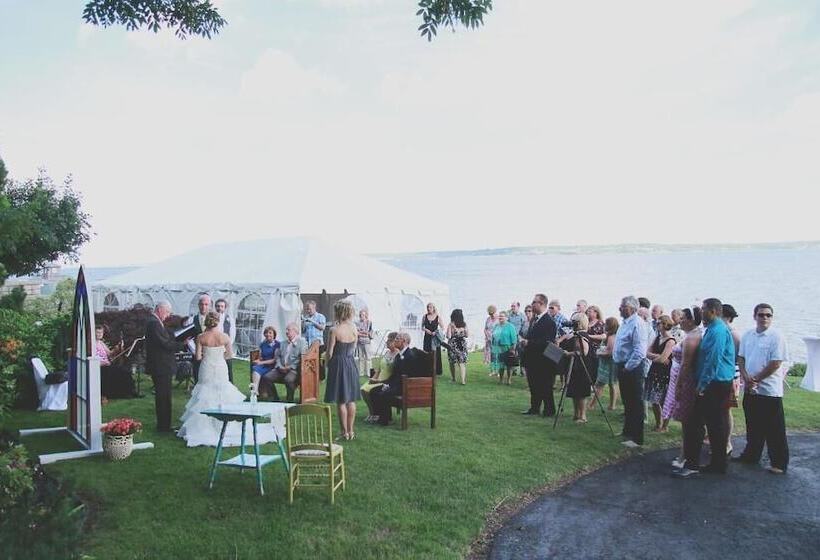 A Boat To Sea Bed & Breakfast