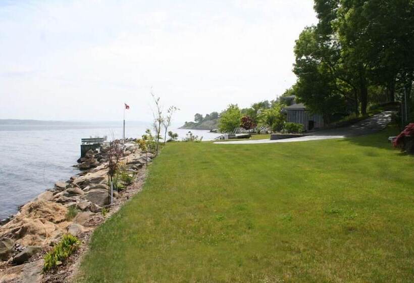 A Boat To Sea Bed & Breakfast