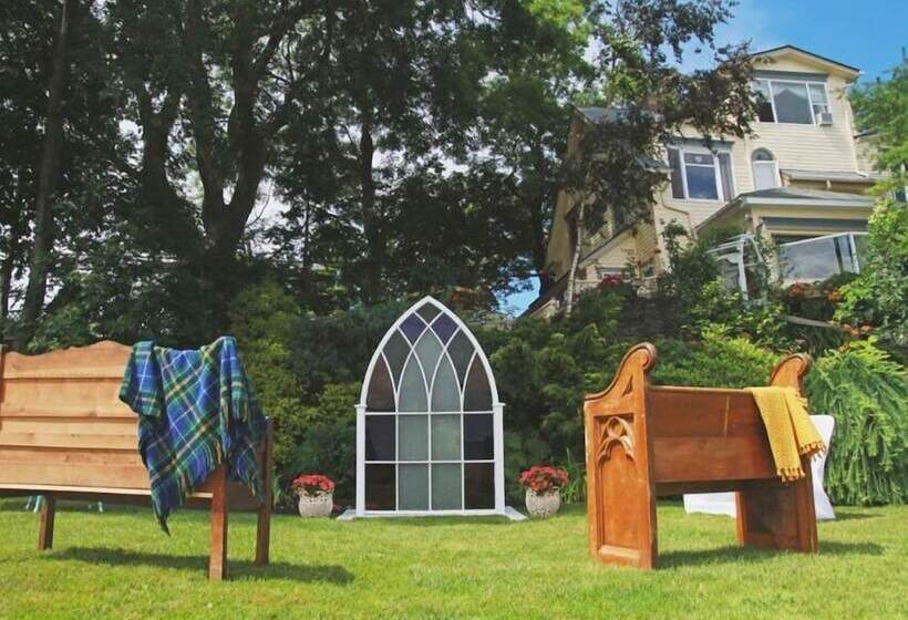 A Boat To Sea Bed & Breakfast