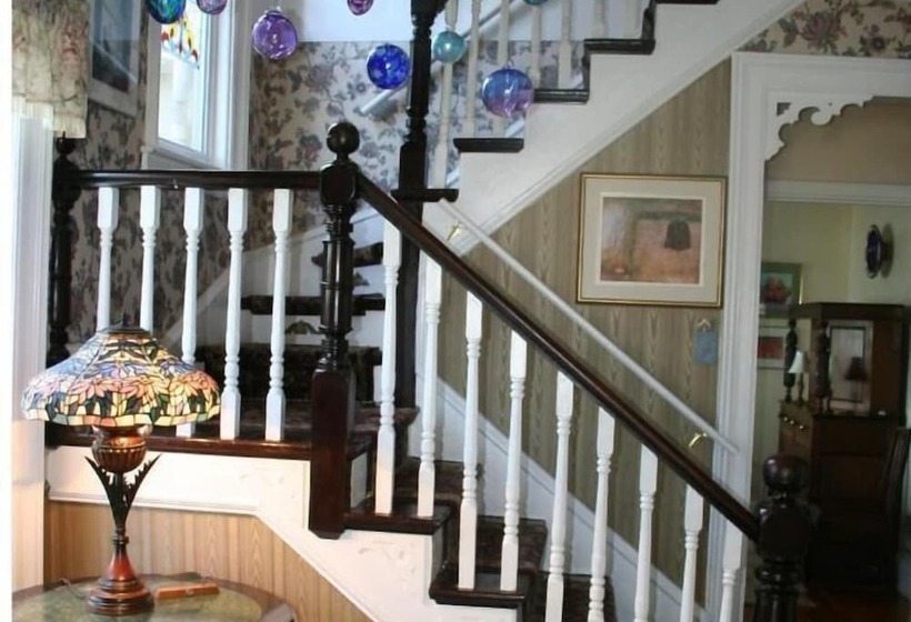 A Boat To Sea Bed & Breakfast