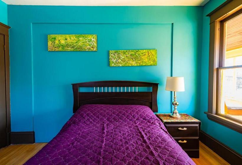 Auberge C Mon Inn Hostel