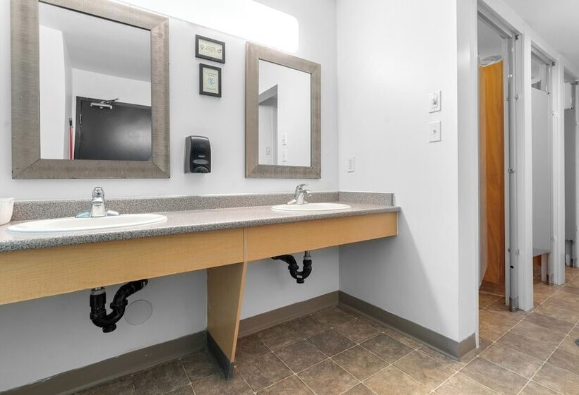 فندق صغير Squamish Adventure Inn