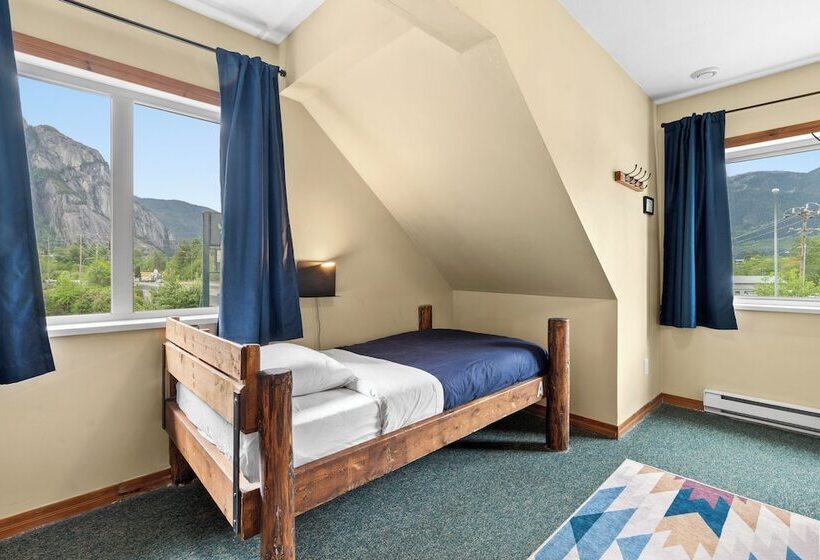 فندق صغير Squamish Adventure Inn