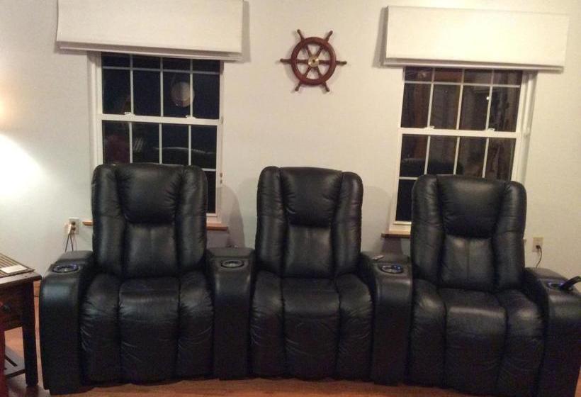 تختخواب و صبحانه Captain's Inn