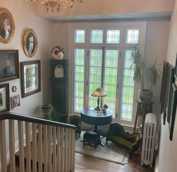 مبيت وإفطار Montrose Inn