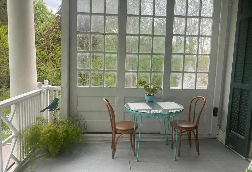 مبيت وإفطار Montrose Inn