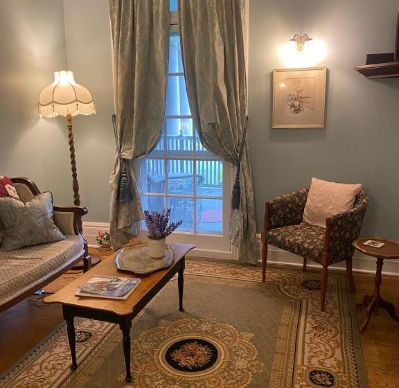 مبيت وإفطار Montrose Inn