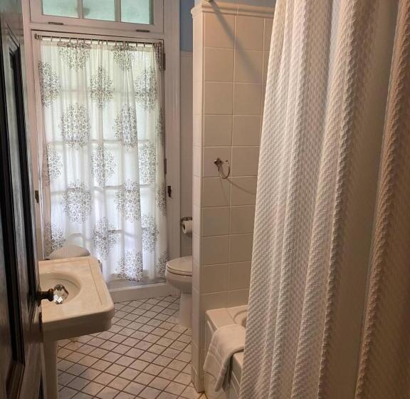 مبيت وإفطار Montrose Inn