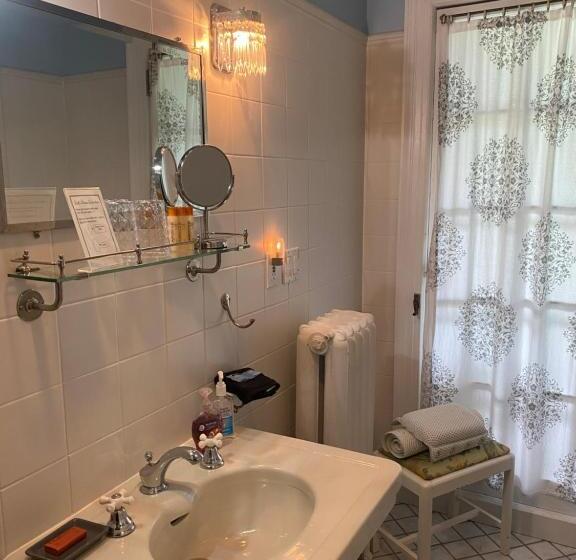 مبيت وإفطار Montrose Inn