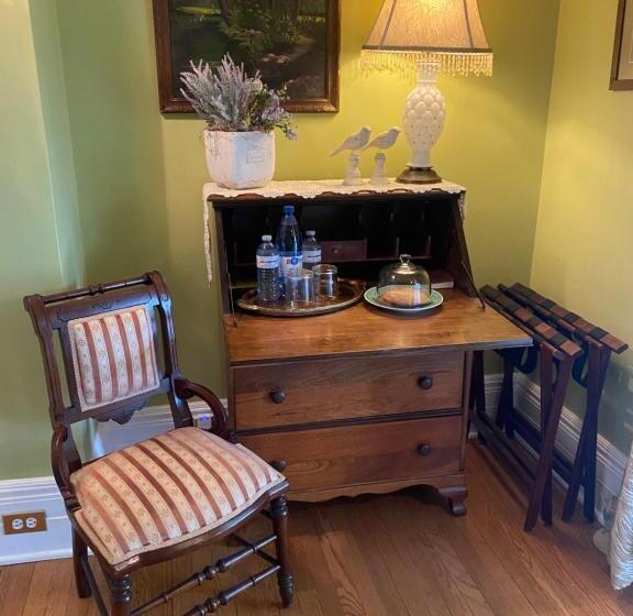 مبيت وإفطار Montrose Inn