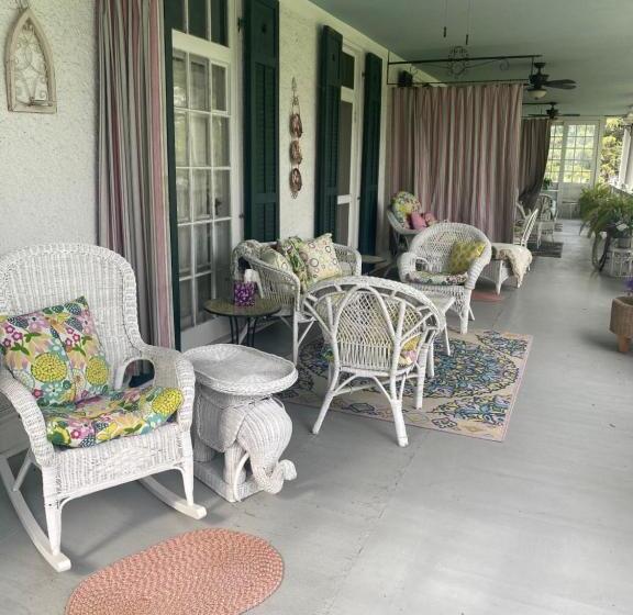 مبيت وإفطار Montrose Inn