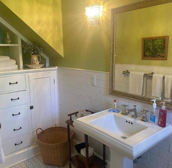 مبيت وإفطار Montrose Inn