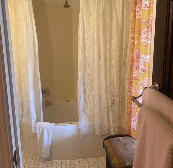 مبيت وإفطار Montrose Inn