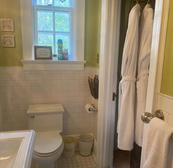 مبيت وإفطار Montrose Inn