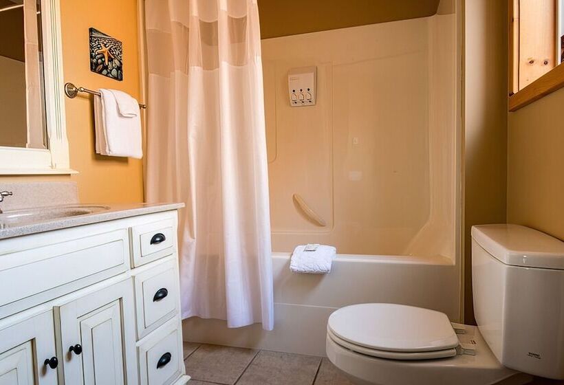 Отель Cabins West