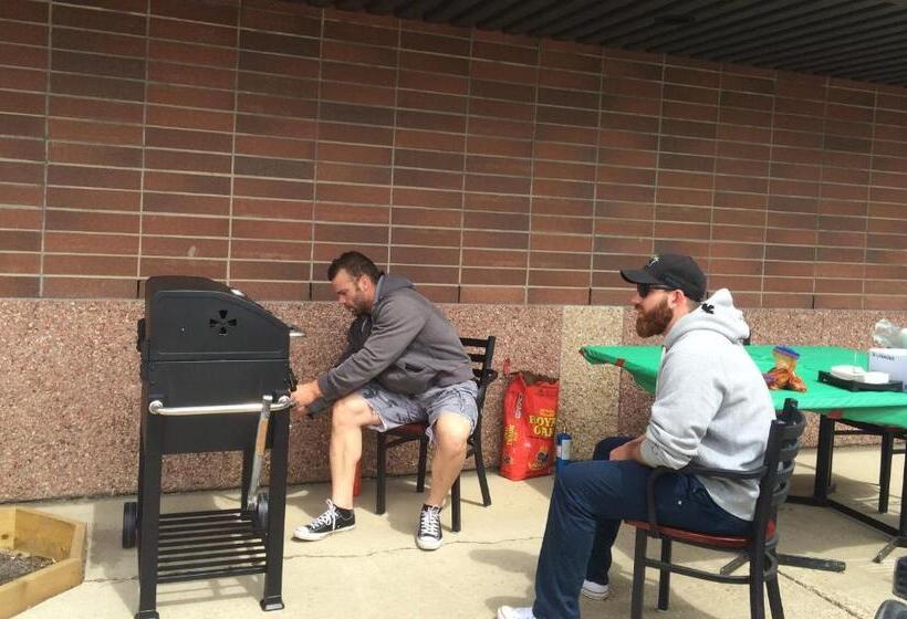 فندق Home Away Inn