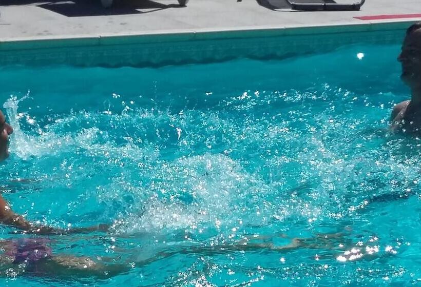 호텔 Hôtel Les Pins