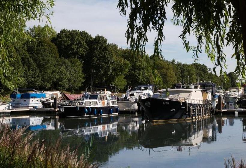 ホテル Le Port De Decize