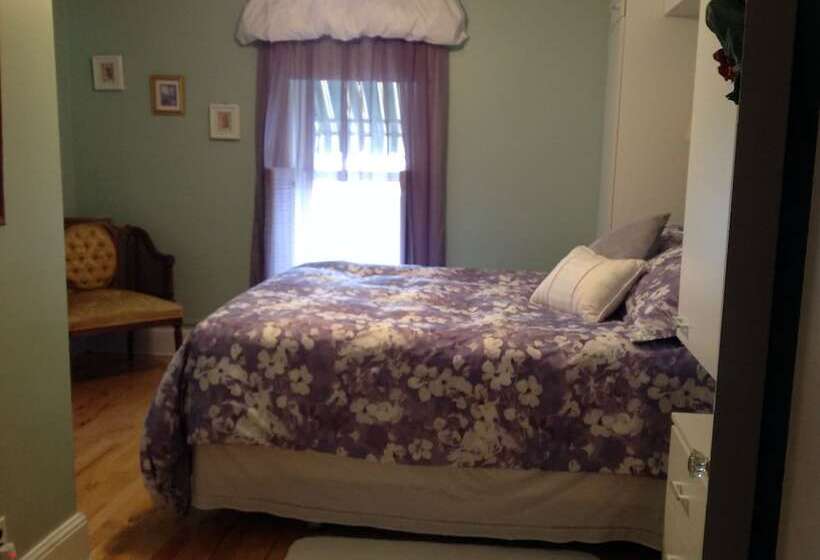 Maple Tourist Home Bed & Breakfast