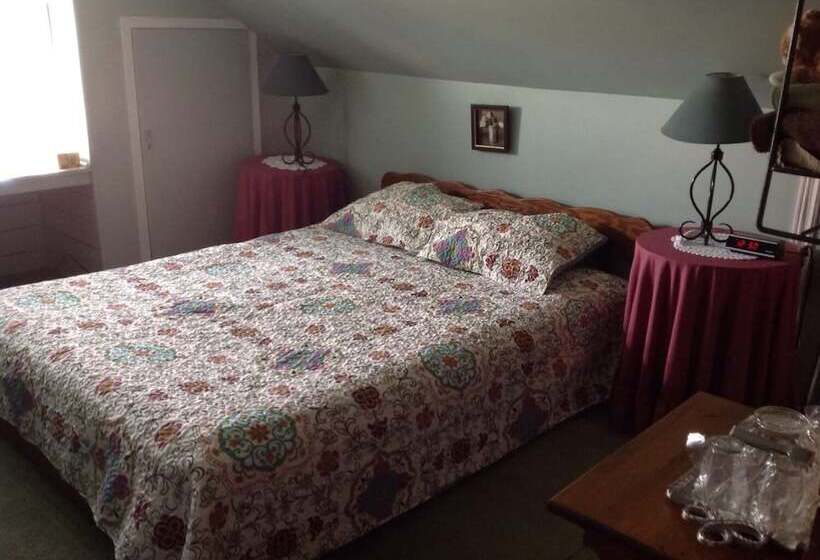Maple Tourist Home Bed & Breakfast