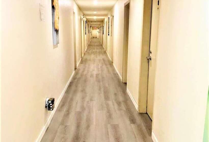 فندق على الطريق Country Garden Inn