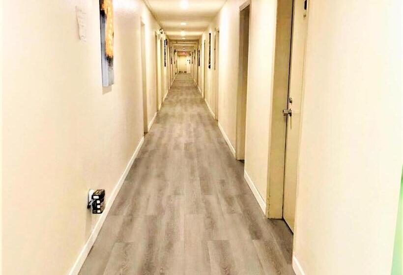 فندق على الطريق Country Garden Inn