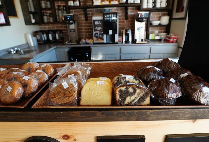 فندق على الطريق Fortress Inn Louisbourg