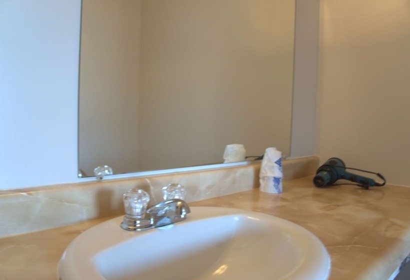 فندق على الطريق Fortress Inn Louisbourg