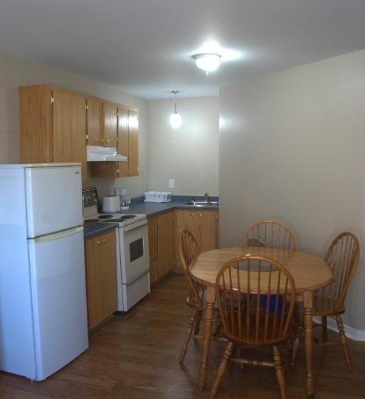 فندق على الطريق Fortress Inn Louisbourg