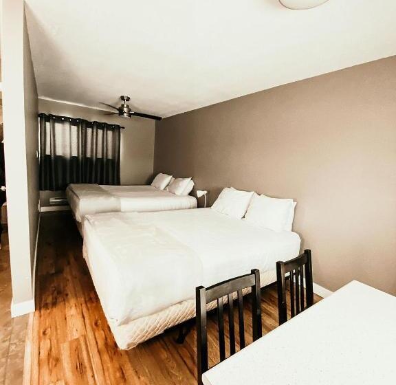 فندق على الطريق Hinton Highway Inn