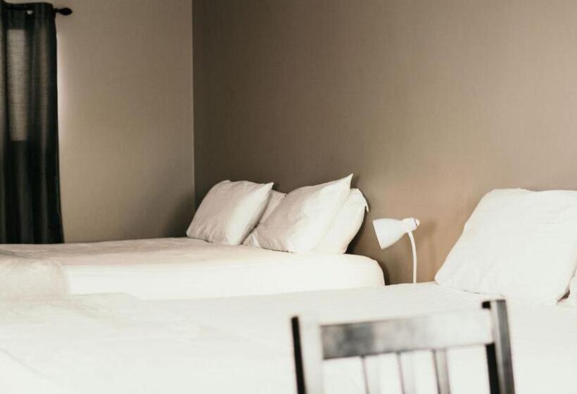 فندق على الطريق Hinton Highway Inn