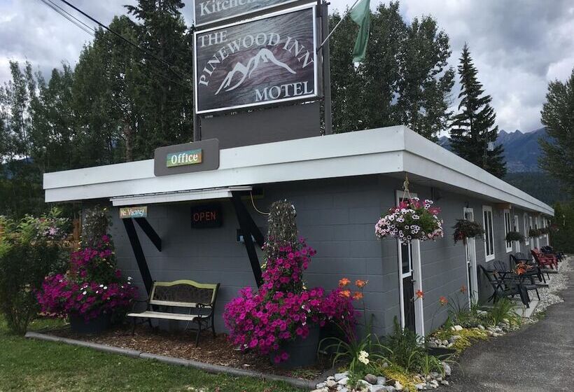 מוטל Pinewood Inn
