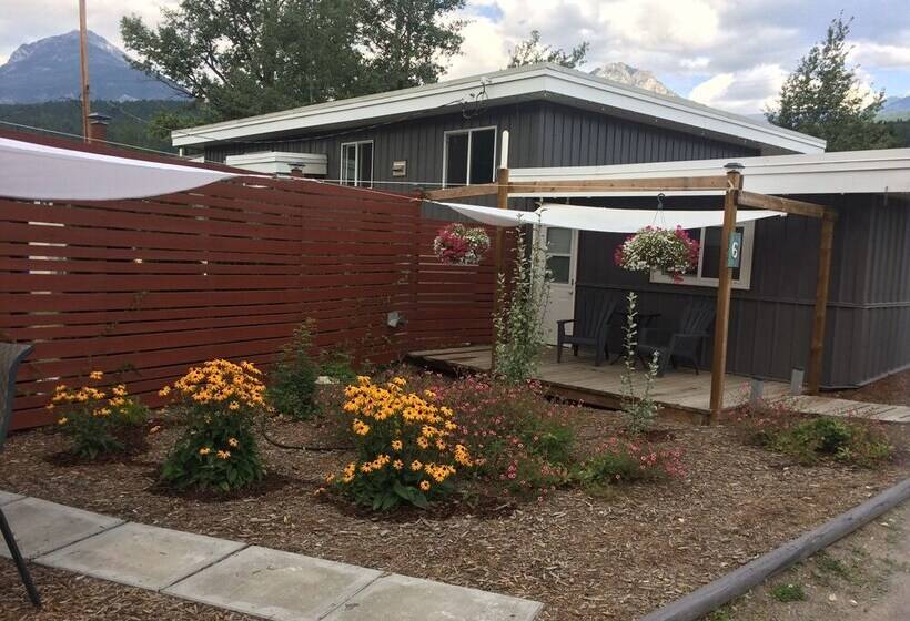 מוטל Pinewood Inn